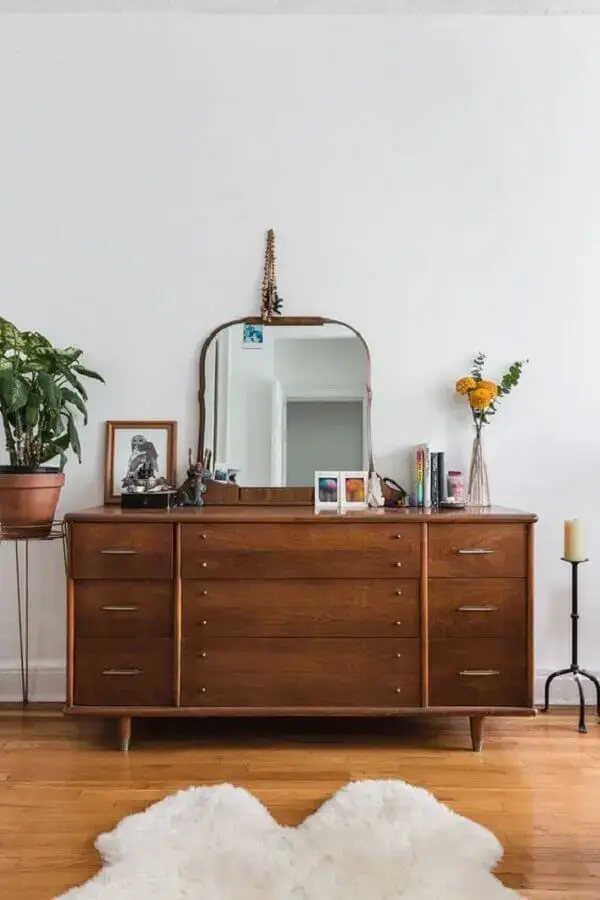decoração vintage com cômoda para quarto com espelho Foto Domino