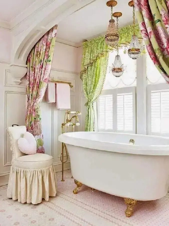decoração vintage com lustres para teto de banheiro Foto Decore com Gigi