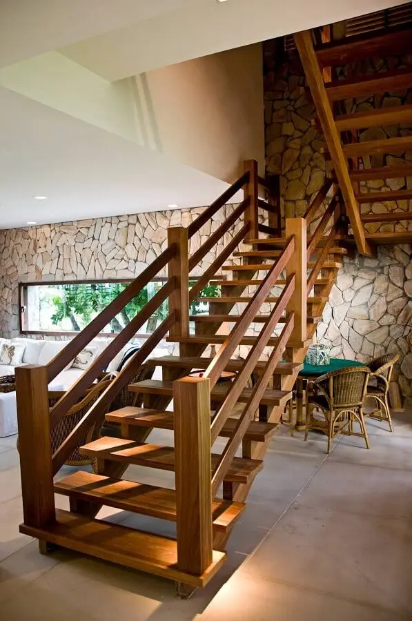 escada de madeira interna para decoração de casa com parede de pedra Foto Pinterest