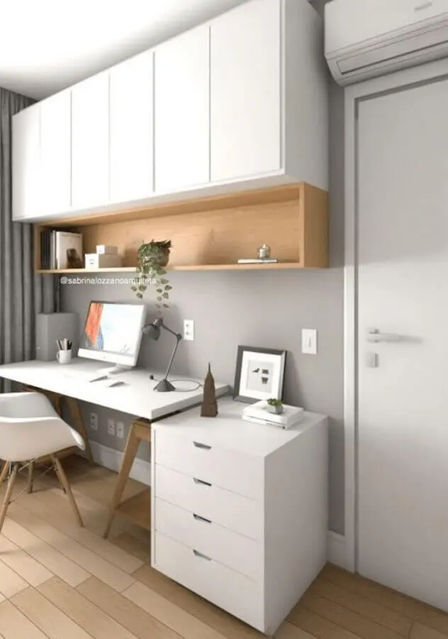 home office decorado com armário aéreo branco com nicho de madeira Foto Sabrina Lozzano Arquiteta