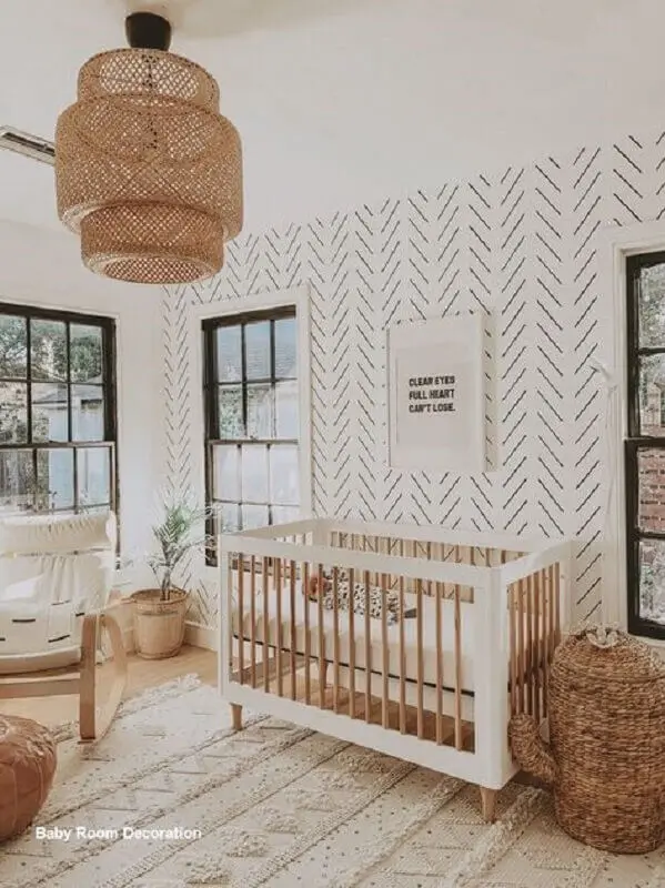 ideias para quarto de bebê decorado em cores claras com lustre rústico Foto Hunker