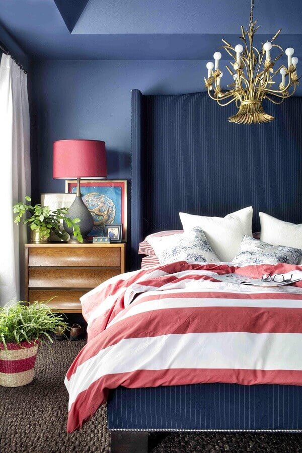 ideias para quarto de casal azul e rosa decorado com lustre dourado Foto Studio Lab Decor