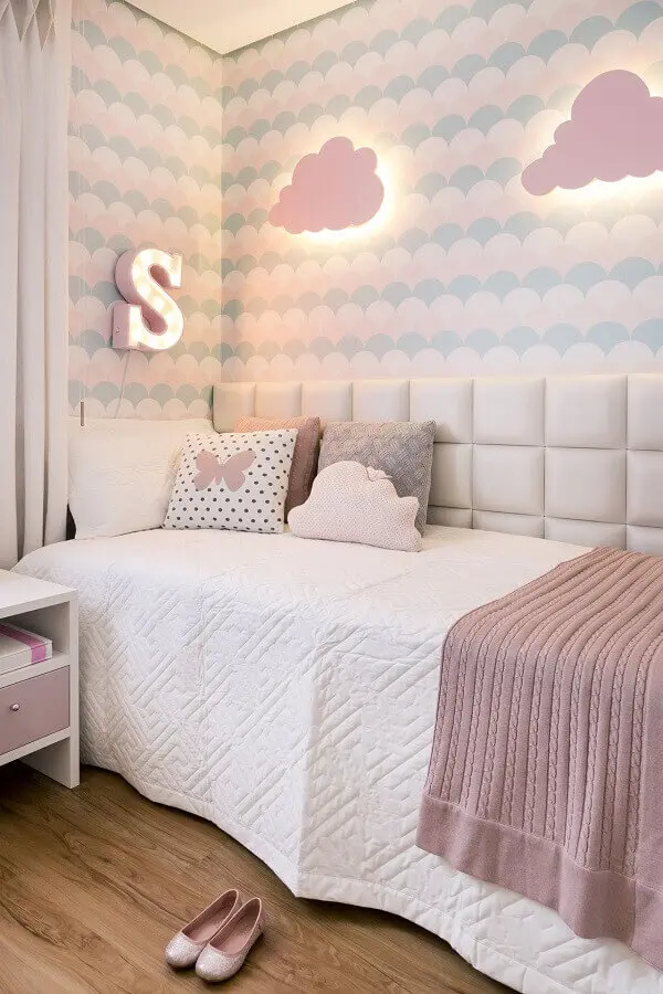 ideias para quarto de menina decorado com luminária nuvem e papel de parede em tons pastéis Foto Jeito de Casa