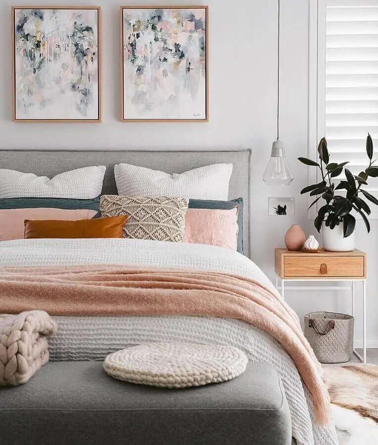 ideias para quarto decorado com cores claras com várias almofadas e cabeceira estofada Foto Histórias de Casa