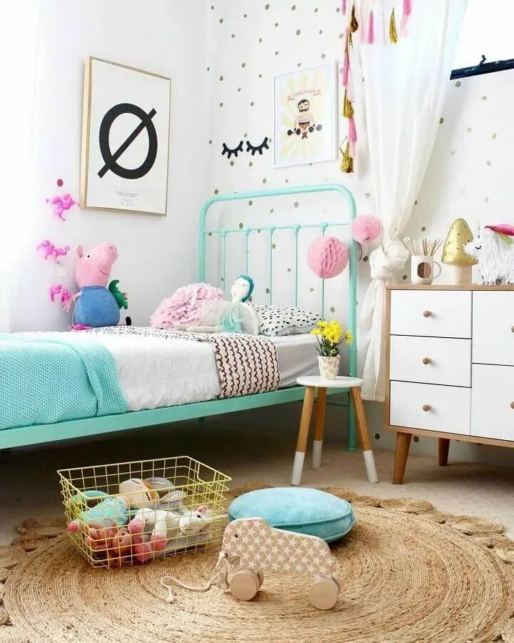 ideias para quarto infantil decorado com cama verde água e tapete redondo sisal Foto Últimas Decoração