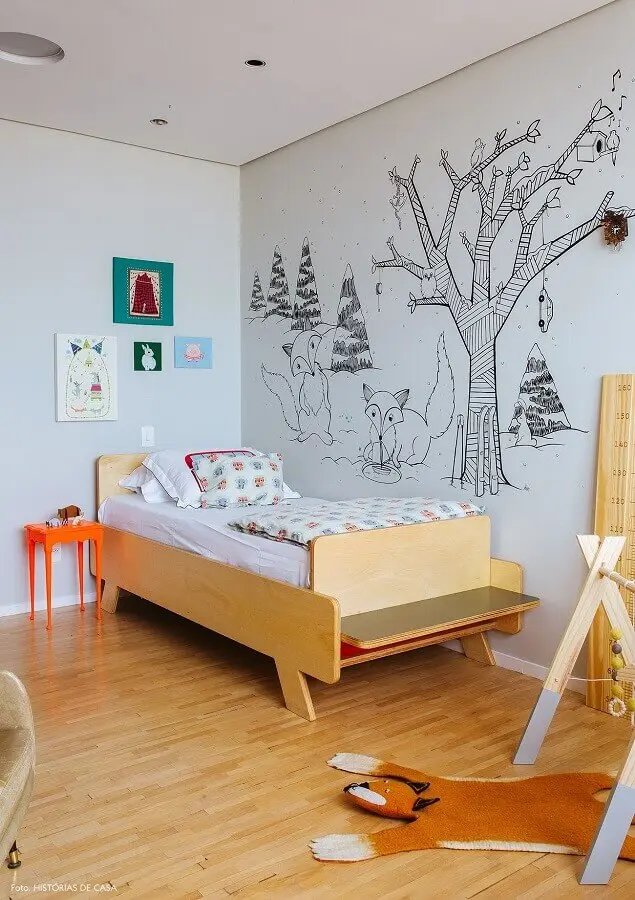 ideias para quarto infantil simples decorado com adesivo de parede e cama de madeira Foto Histórias de Casa
