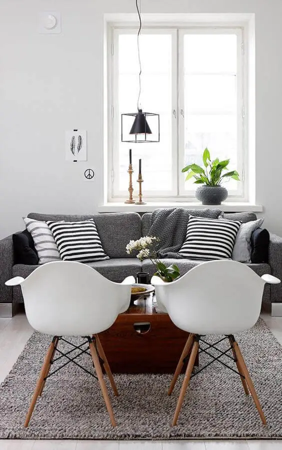 luminária de teto para sala de estar branca decorada com sofá cinza Foto Casa de Valentina