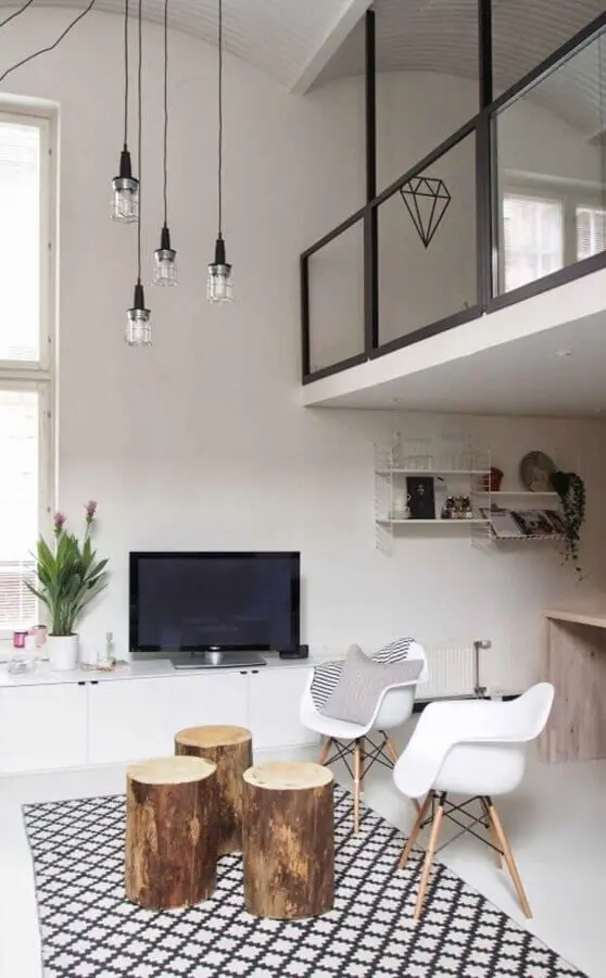 luminária de teto para sala de estar simples decorada com tronco de árvore como mesa de centro Foto Pinterest