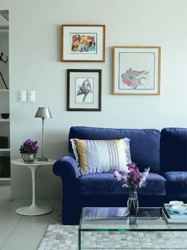 luminária para sala de estar simples decorada com sofá azul escuro Foto Simples Decoração