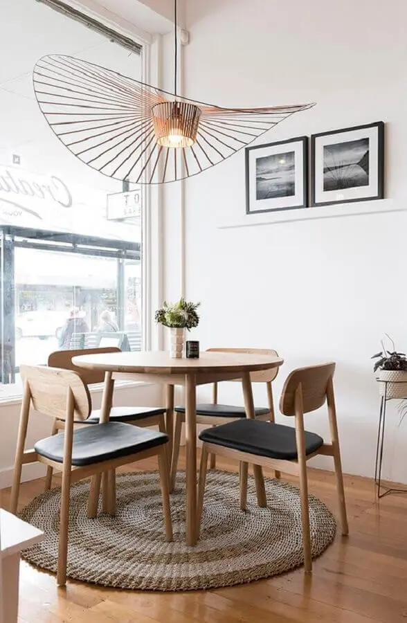 luminária pendente grande para sala de jantar decorada com mesa redonda de madeira Foto Michelle Halford