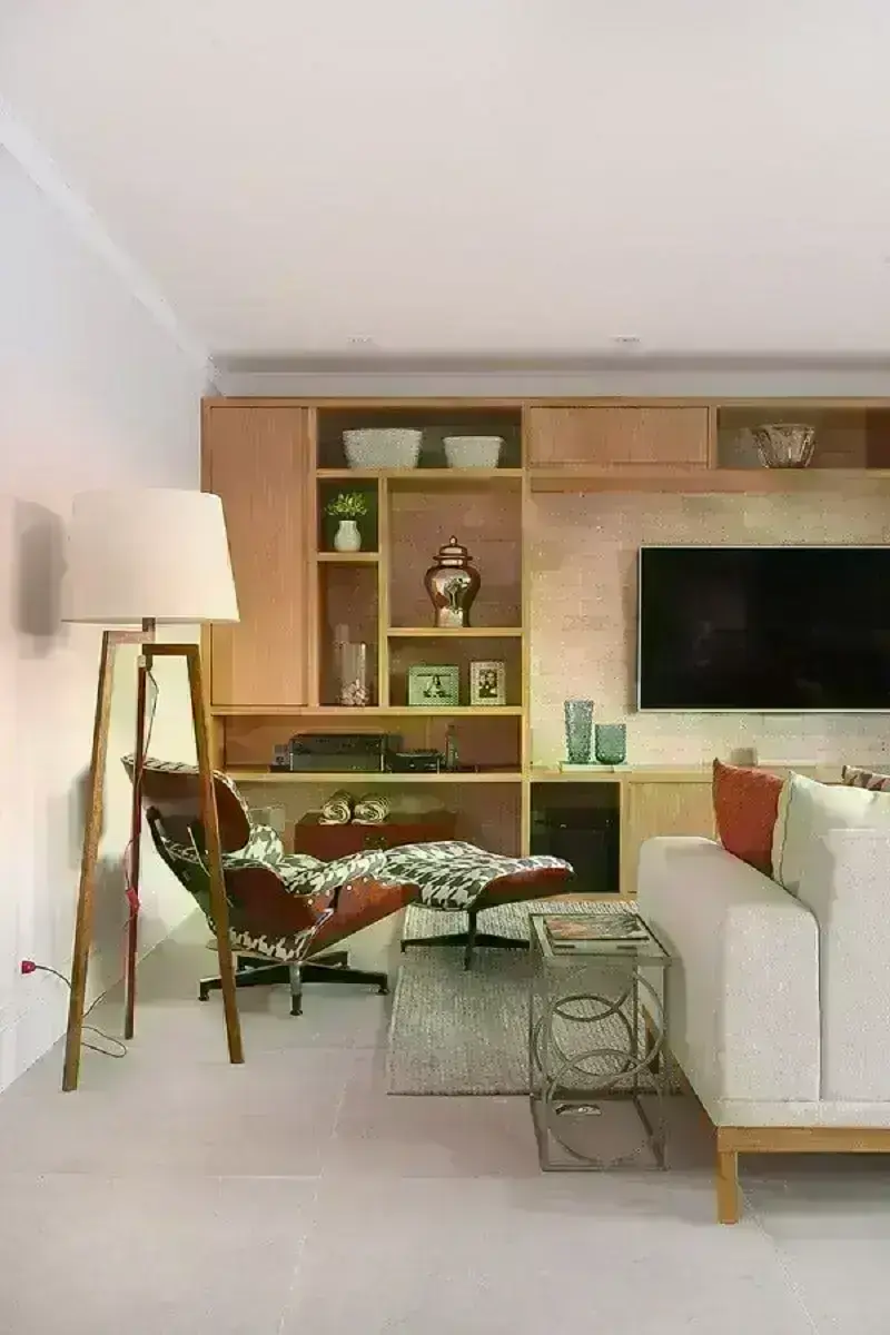 luminárias de piso para sala de estar planejada com estante de madeira Foto Casa de Valentina