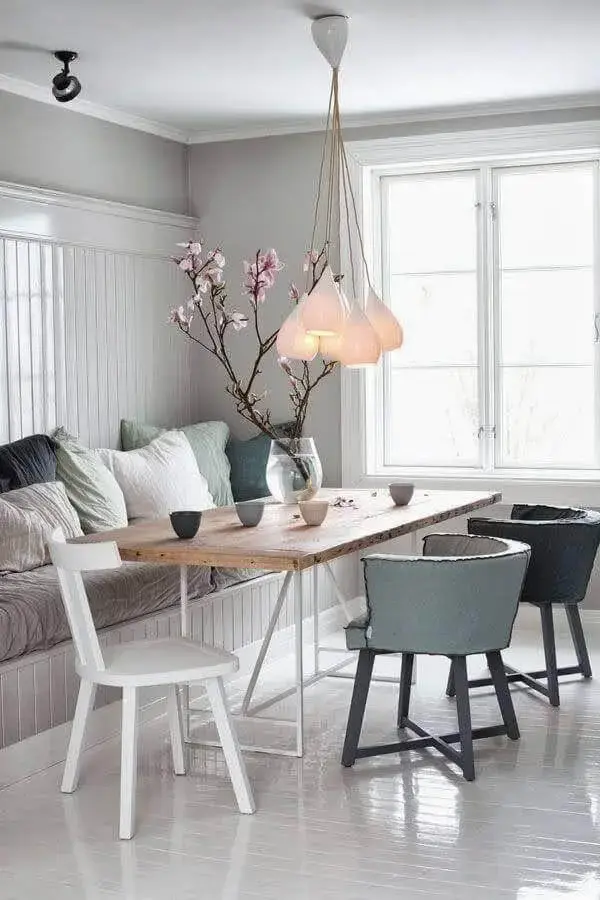 lustre de teto para sala de jantar branca decorada com várias almofadas Foto Pinterest