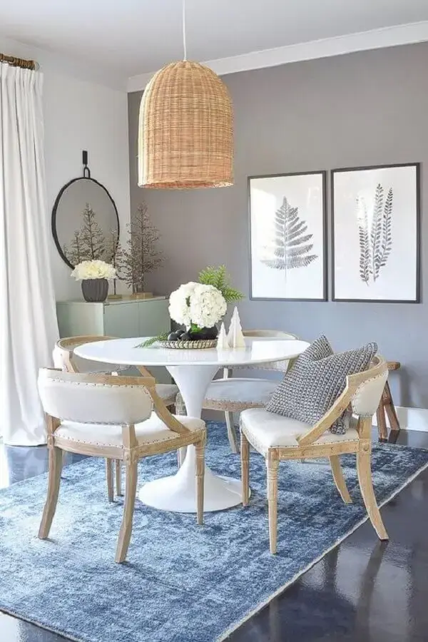 lustre rústico e cadeira de jantar estofada para decoração de sala com mesa redonda branca Foto Pinterest