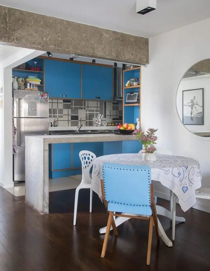 mesa redonda pequena para decoração de cozinha americana com sala de jantar simples Foto Marcela Madureira