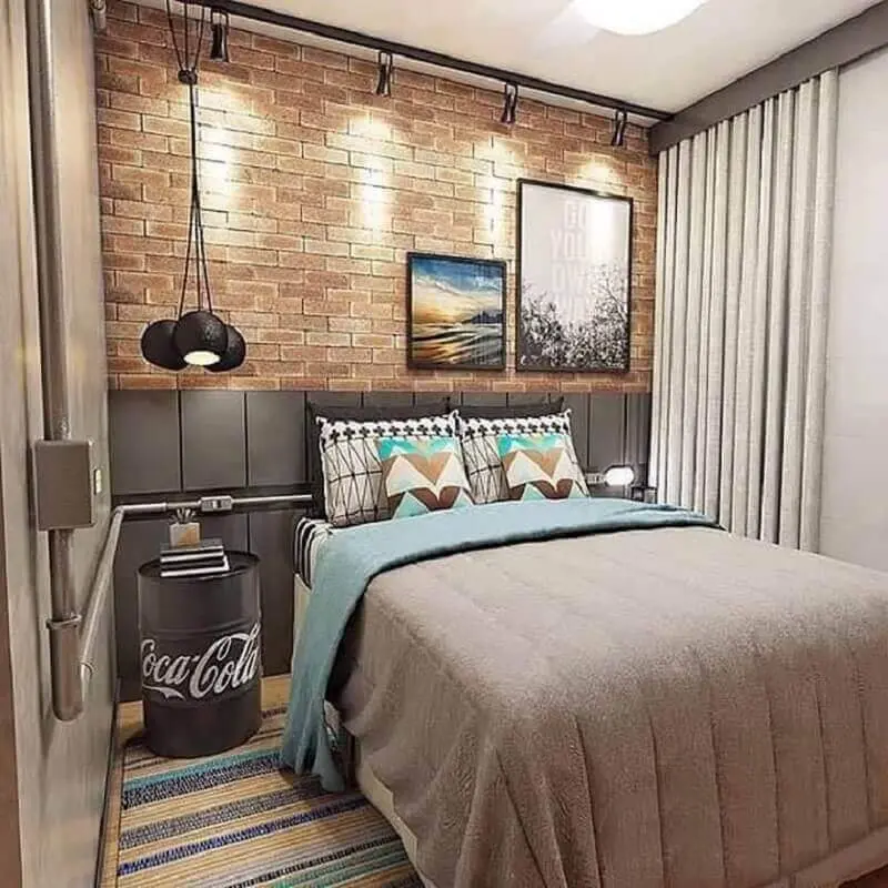 parede de tijolinho para decoração de quarto de homem com tonel decorativo Foto Macho Moda