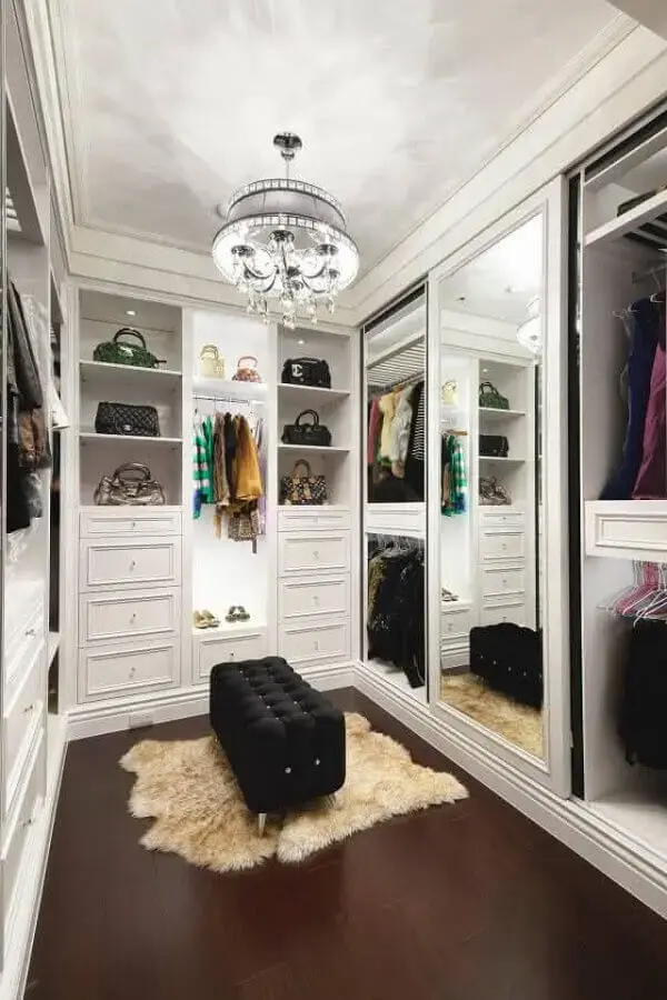 puff capitonê preto para decoração de armário closet branco planejado Foto Pinterest