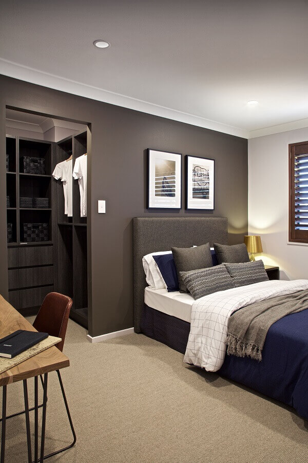 quadros para quarto de homem cinza e branco decorado com closet planejado Foto Clarendon Homes QLD