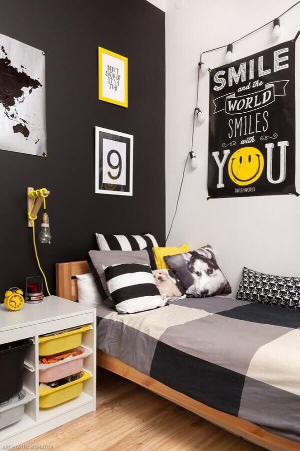 quarto de homem simples preto e branco decorado com cama de madeira Foto Murato