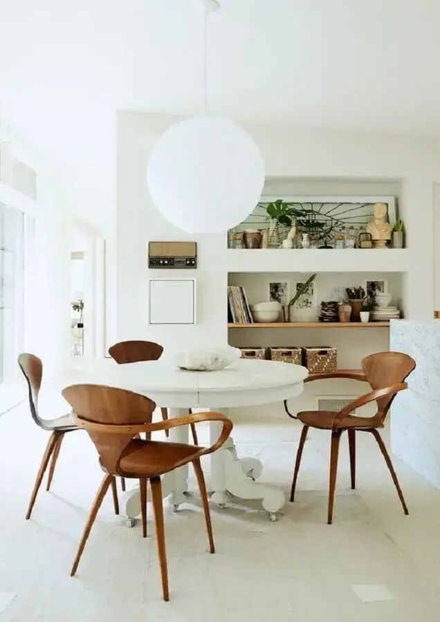 sala branca decorada com cadeira de jantar com braço de madeira Foto ZDesign At Home