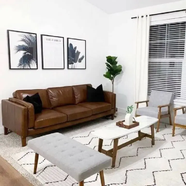  Sala branca decorada com sofá marrom e móveis cinza