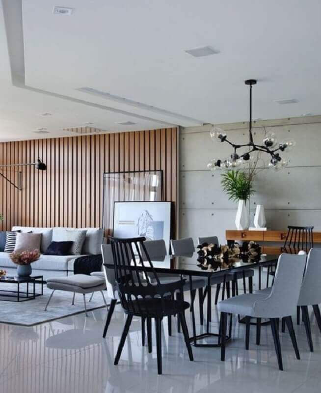 sala de apartamento grande e moderno decorado em tons de cinza com painel de madeira Foto Futurist Architecture
