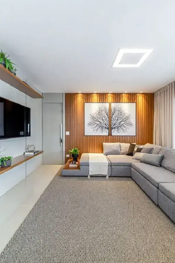 sala de estar apartamento moderno decorado com parede ripada de madeira Foto RP Guimarães