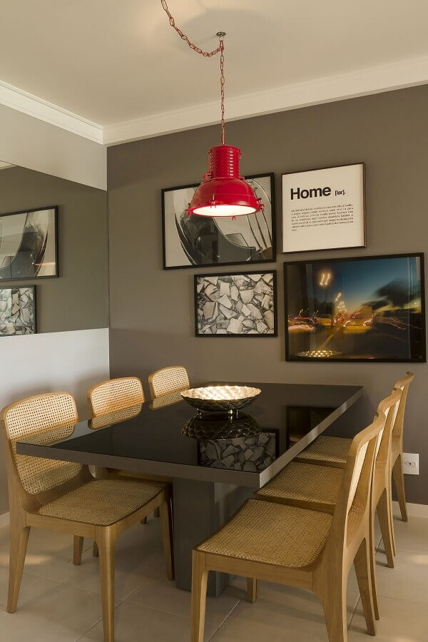 sala de jantar cinza moderna decorada com cadeira de jantar de madeira Foto Muito Chique