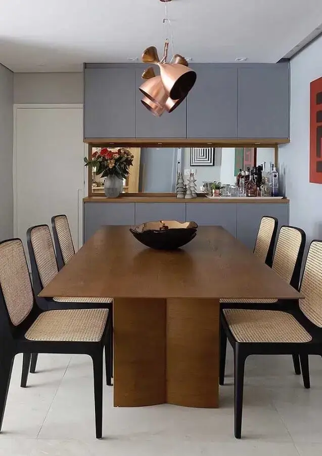 sala de jantar decorada com armário cinza e cadeira de jantar preta com palha Foto Andreas Móveis