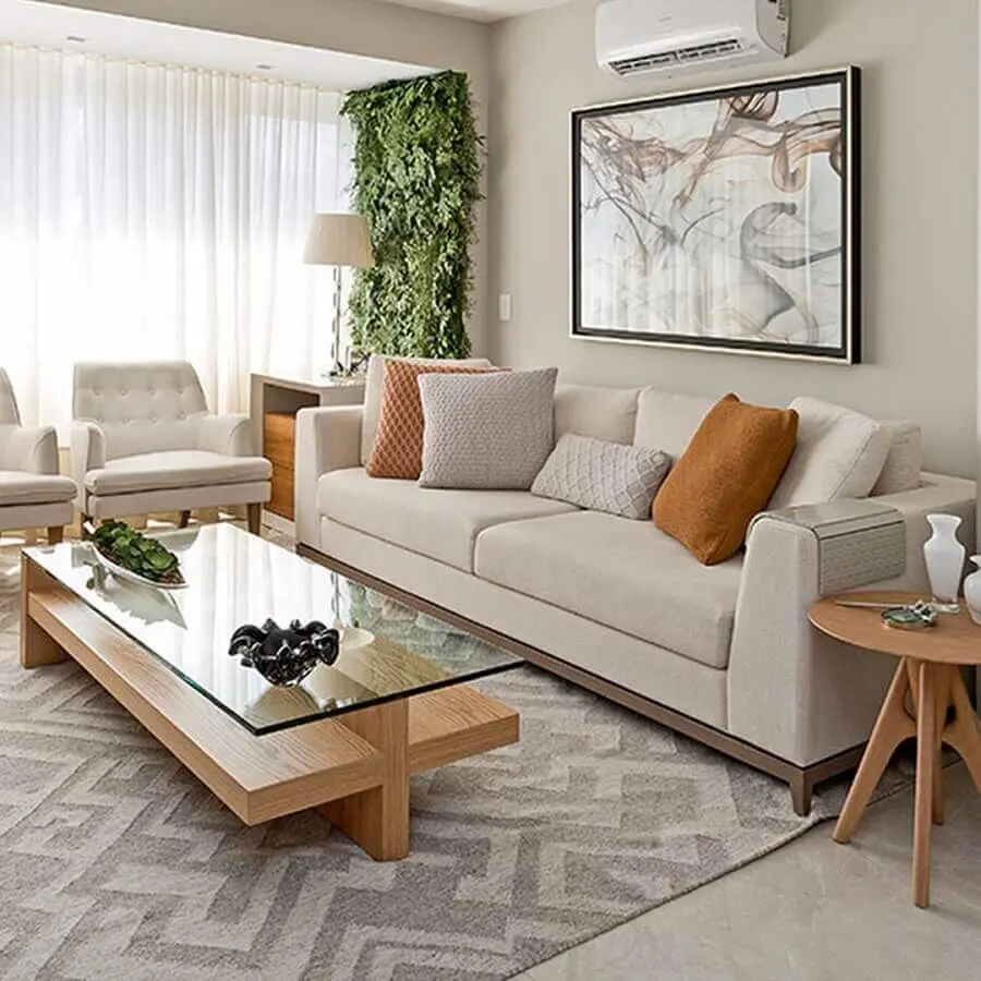 sofá para sala de apartamento decorado em cores neutras com mesa de centro de madeira e vidro Foto Pinterest