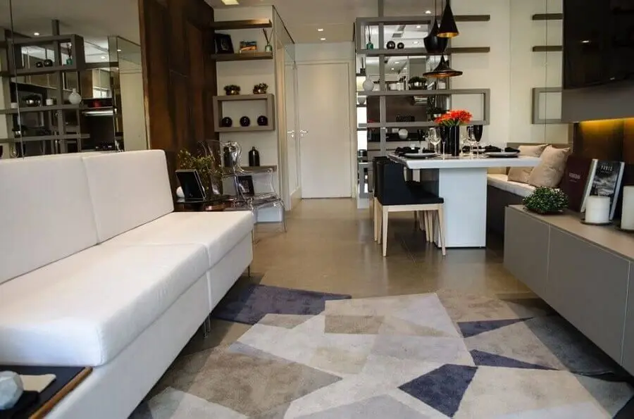 sofá para sala de apartamento pequeno decorado com tapete geométrico Foto Studio Ecoara