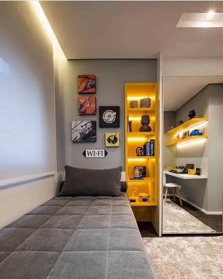 tons de cinza para decoração de quarto de homem solteiro com nichos amarelos Foto Pinterest