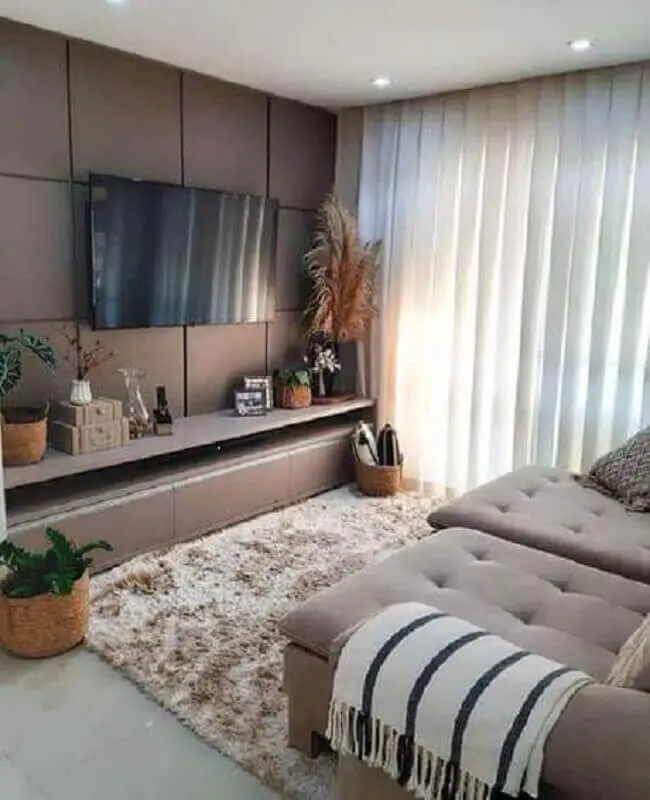 vasos de plantas para decoração de sala de apartamento com tapete felpudo Foto Jeito de Casa