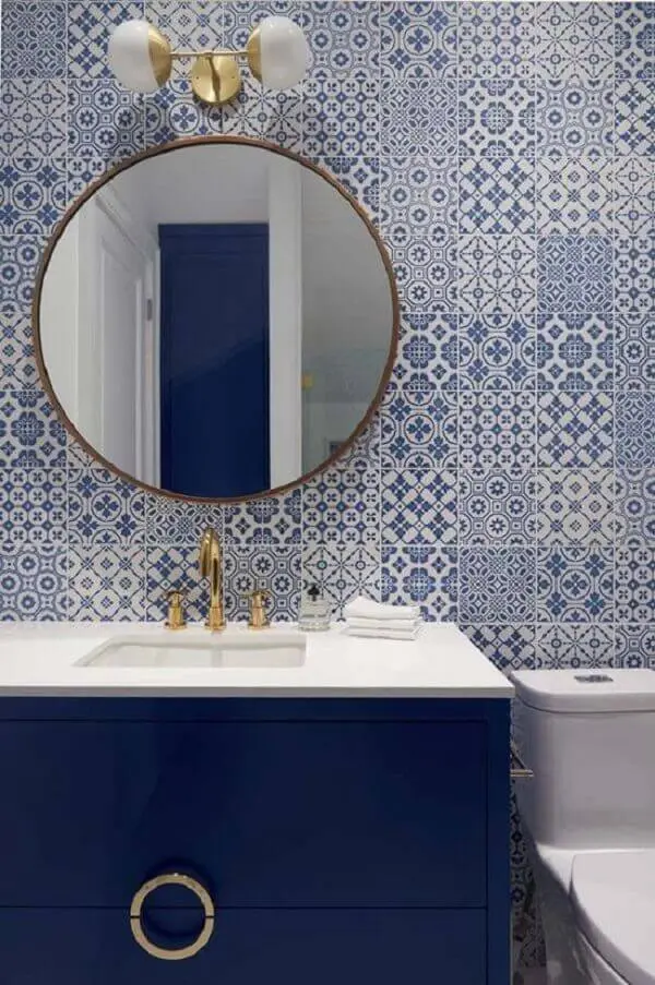 A bancada azul com tampo branco se conecta com o revestimento cerâmico feito com azulejos portugueses. Fonte: Pinterest