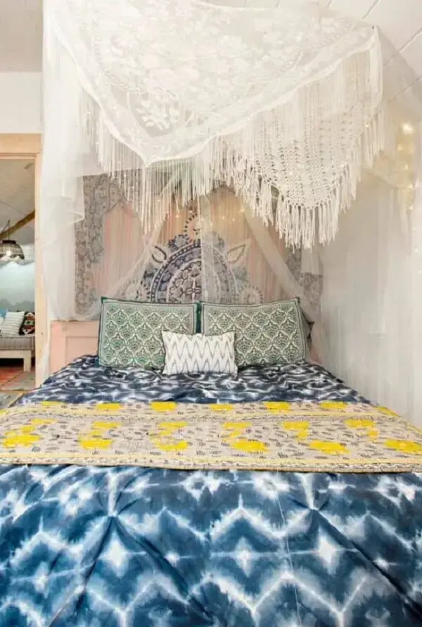 A cama com dossel é uma ideia criativa para usar na decoração indiana. Fonte: Pinterest