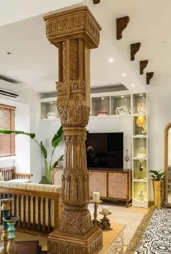 A coluna de madeira trabalhada reforça a decoração indiana para sala. Fonte: Pinterest