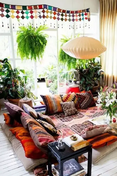 A decoração indiana preza muito pelo conforto, por isso é comum ver muitas almofadas nestes ambientes. Fonte: Pinterest