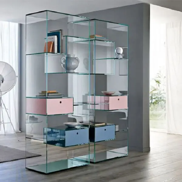 A estante de vidro com gavetas coloridas traz descontração para a decoração. Fonte: Pinterest