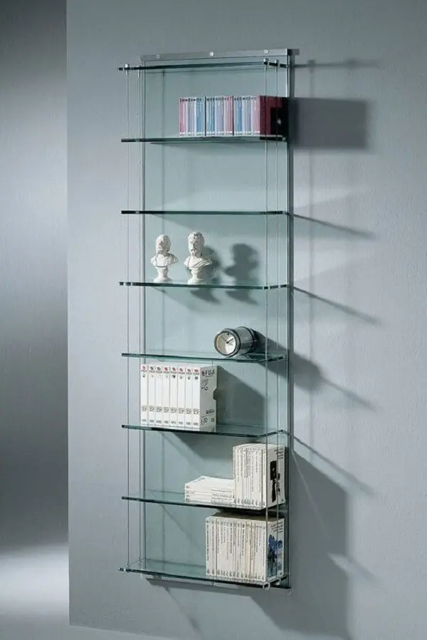 A estante de vidro na parede otimiza o espaço no ambiente. Fonte: Pinterest