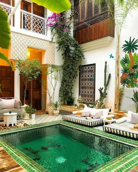 A piscina verde é a grande atração desse imóvel. Fonte: Pinterest
