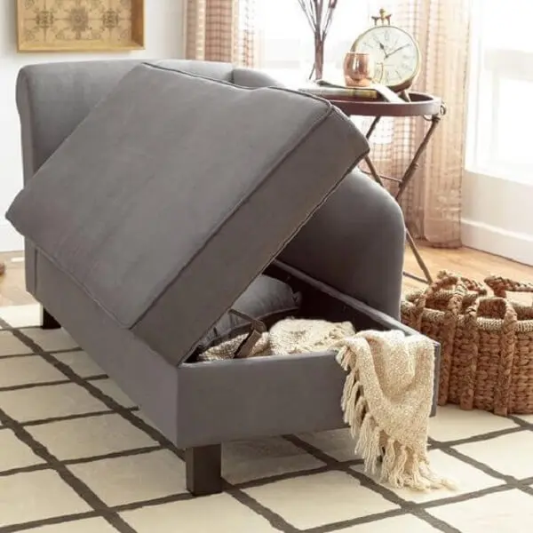 A poltrona divã chaise com estrutura de baú é perfeita para guardar itens. Fonte: Birchlane
