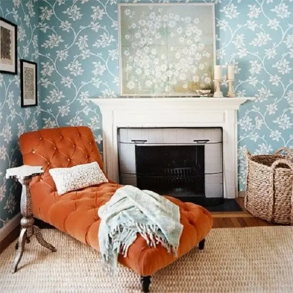 A poltrona divã laranja traz um UP para a decoração. Fonte: Pinterest