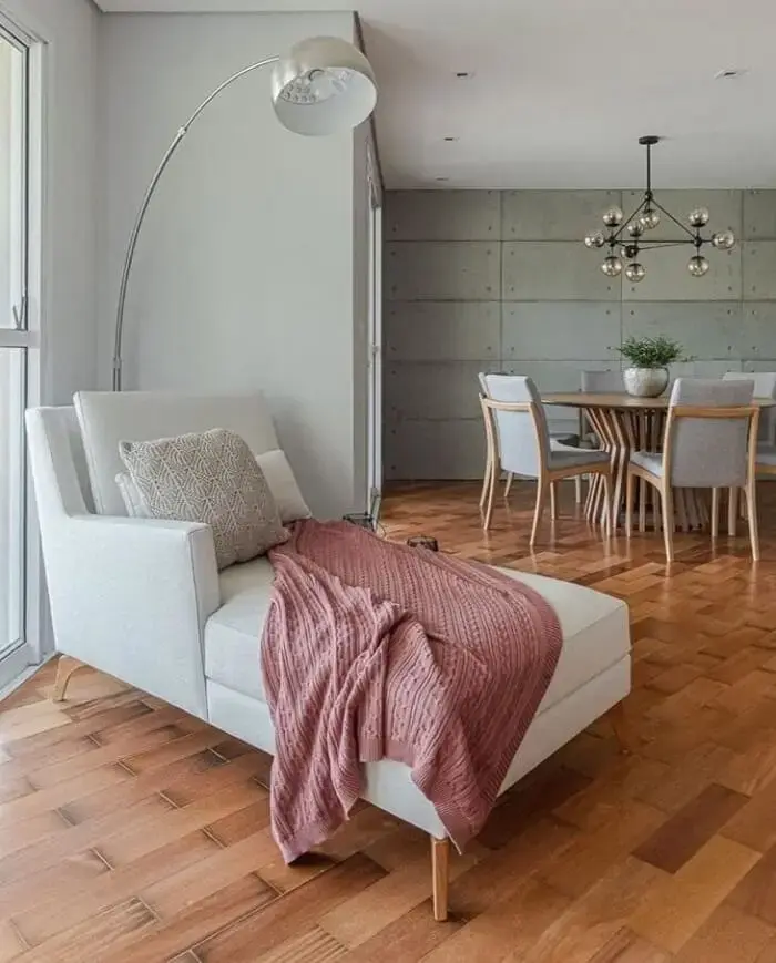 A poltrona divã pode ser usada em diferentes ambientes da casa. Fonte: Bianchi &amp; Lima Arquitetura
