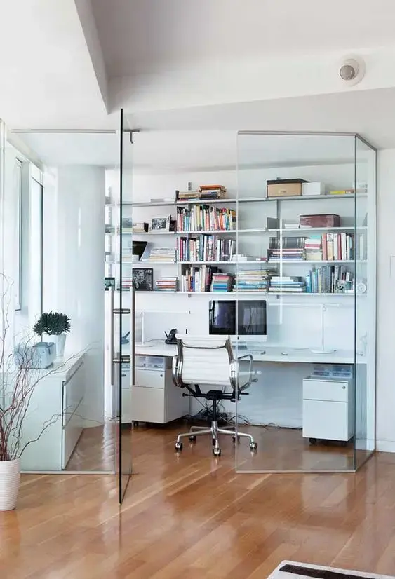 A porta de vidro é uma das melhores divisórias para escritório em casa 