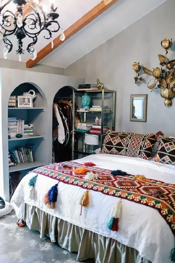 A roupa de cama complementa a decoração indiana do quarto. Fonte: Pinterest