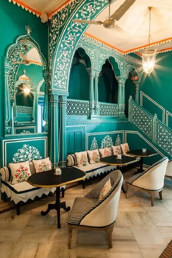 Arquitetura e decoração indiana marcam a identidade deste restaurante. Fonte: Pinterest