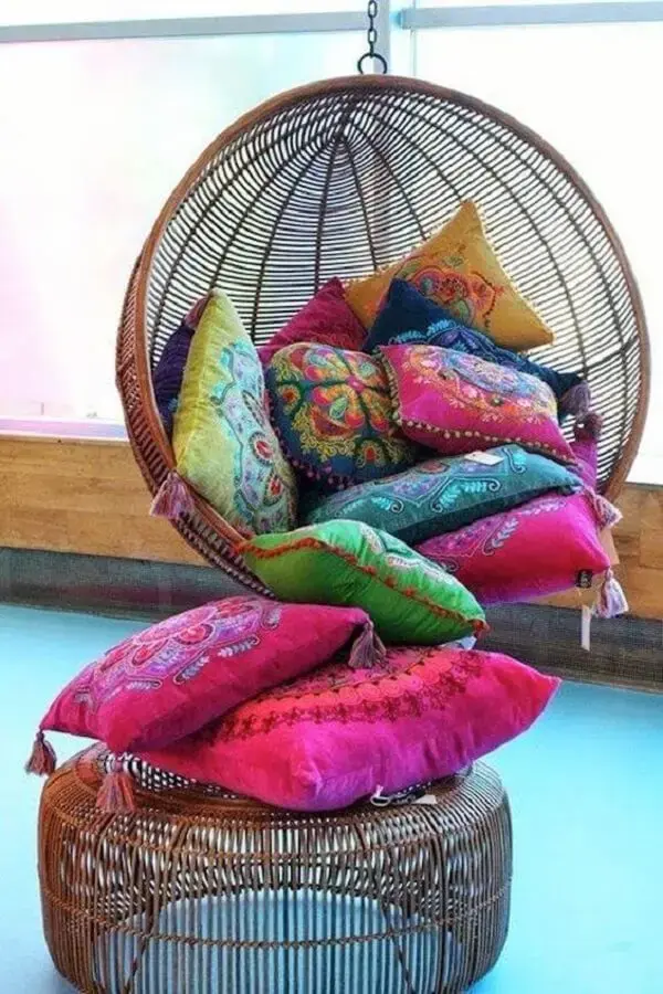 As almofadas coloridas na decoração indiana trazem muito conforto e alegria para o ambiente. Fonte: Pinterest