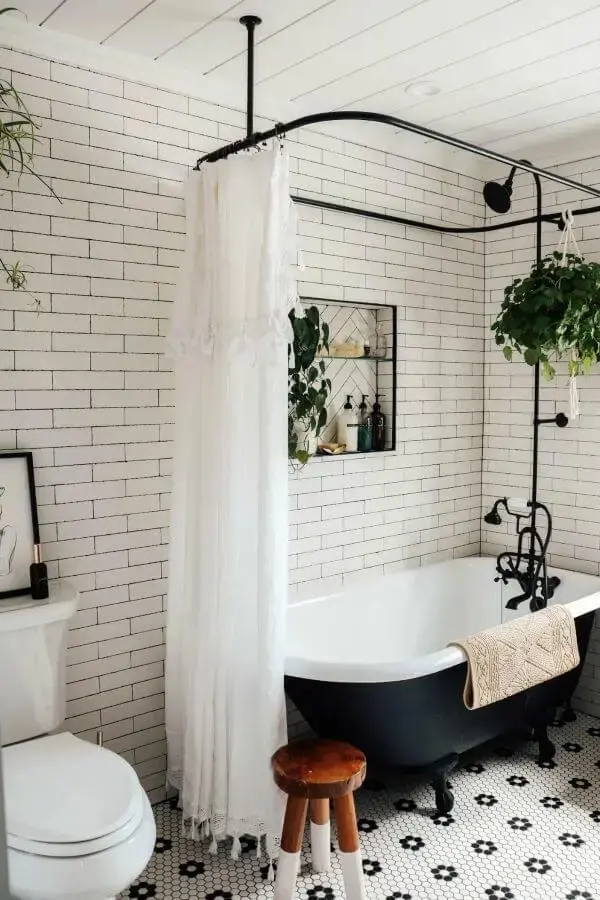 Banheira de pé preto e cortina branca