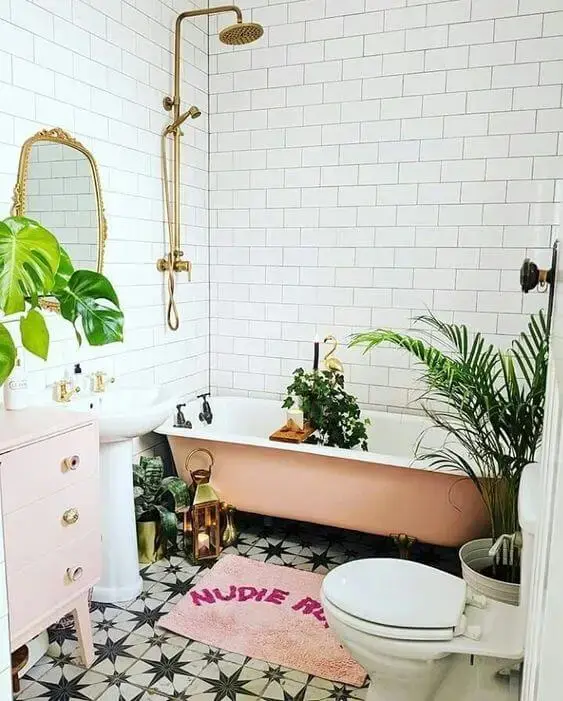Banheira de pé rosa com detalhes em dourado