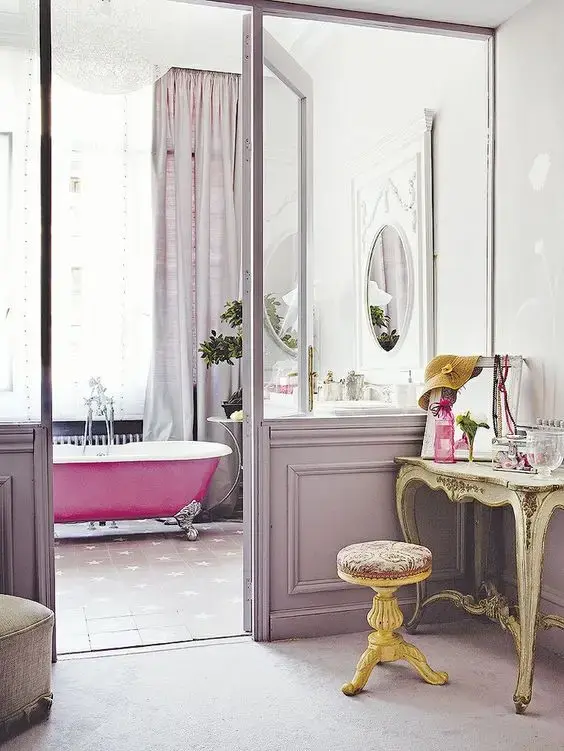 Banheira de pé rosa na suíte do quarto