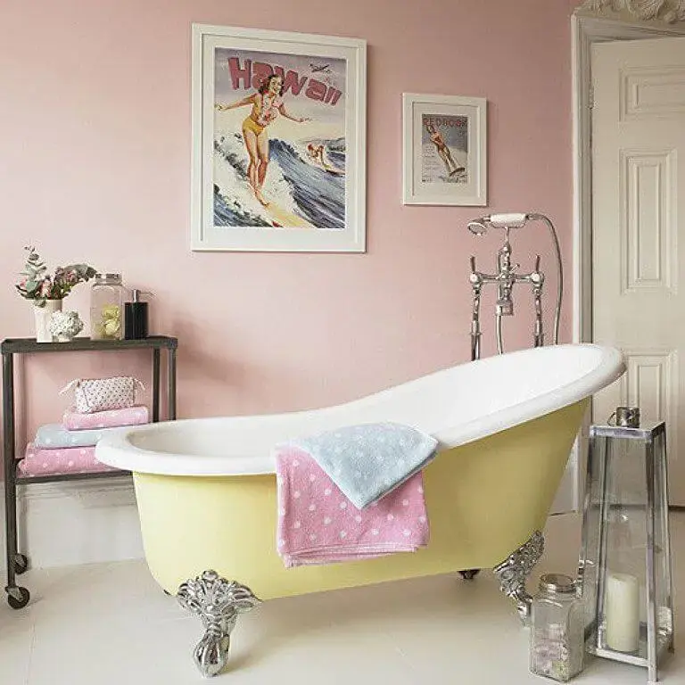 Banheira feminino em tons claros com banheira de pé amarela clara